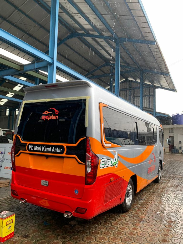 Elf Long 19 Seat, sewa Elf wisata, mobil rombongan nyaman, transportasi ziarah keluarga, rental Elf bandara