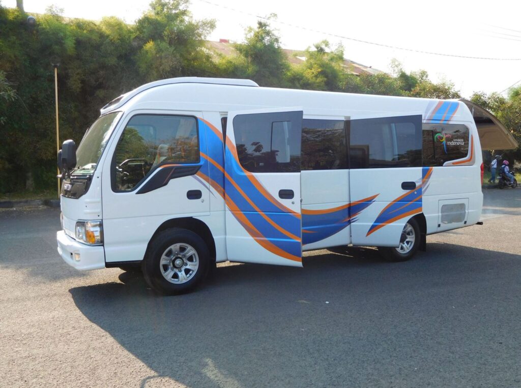 sewa hiace jakarta, harga sewa elf murah, hiace luxury jakarta, rental mobil event, elf 20 seat jakarta