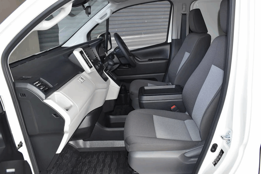 Bagian Dalam Toyota Hiace, Interior Kabin Toyota Hiace, Ruang Dalam Mobil Toyota Hiace, Fitur Hiburan Toyota Hiace, Desain Interior Toyota Hiace