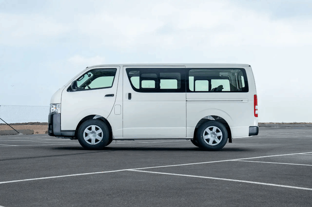 Hiace Minibus, Sewa Hiace Minibus, Keunggulan Hiace Minibus, Hiace Minibus Nyaman, Hiace Minibus Liburan