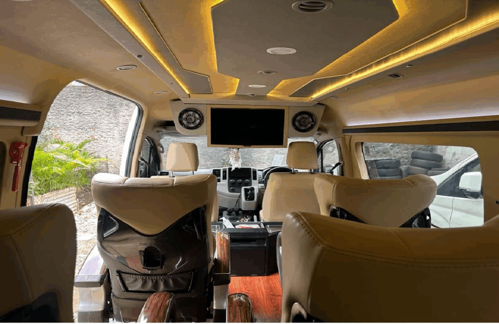 Toyota Hiace Interior Mewah, Hiace Premium, Sewa Mobil Hiace Mewah, Interior Hiace untuk Bisnis, Hiace Keluarga Nyaman