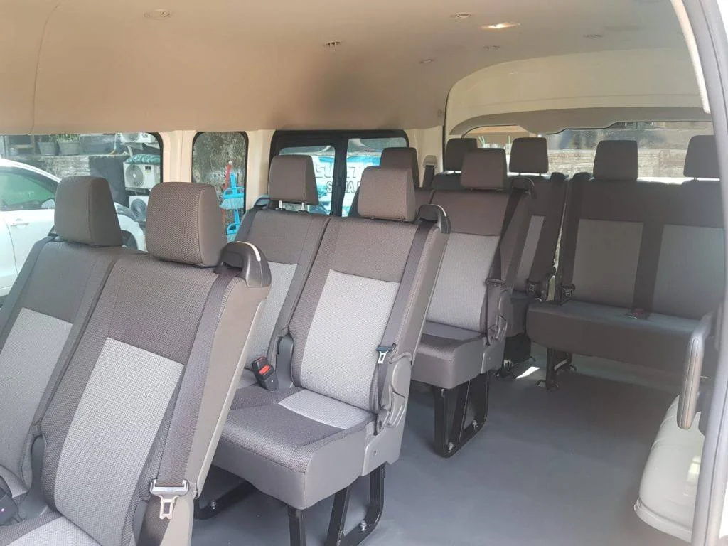 hiace premio interior, kenyamanan hiace premio, desain interior hiace premio, fitur hiburan hiace premio, mobil travel premium