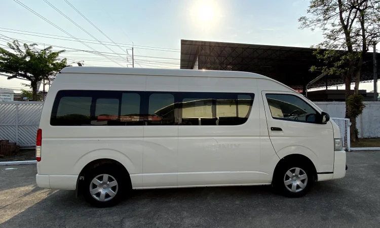 Kapasitas Hiace Commuter, Sewa Hiace Commuter, Hiace untuk Perjalanan Jauh, Mobil Travel Nyaman, Hiace Kapasitas 15 Penumpang