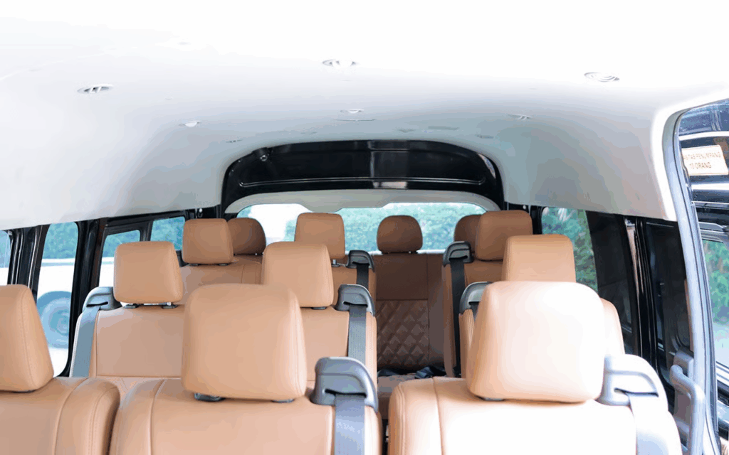 hiace premio interior, kenyamanan hiace premio, desain interior hiace premio, fitur hiburan hiace premio, mobil travel premium