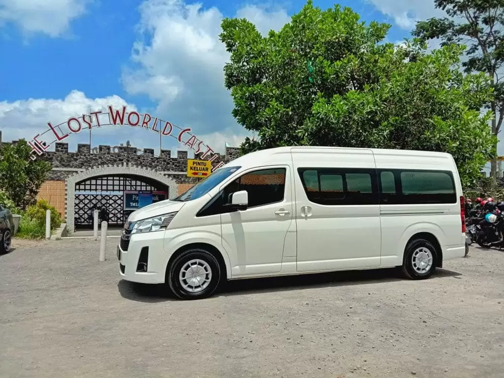 Sewa Mobil Toyota Hiace, Rental Hiace Premium, Jasa Sewa Hiace Murah, Sewa Mobil Rombongan Nyaman, Hiace untuk Wisata dan Bisnis