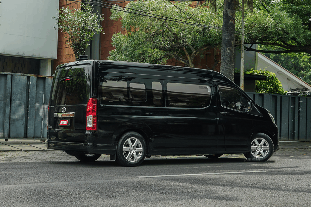 Hiace Premio Hitam, Sewa Hiace Premio Hitam, Harga Hiace Premio Hitam, Hiace Premio Hitam untuk Bisnis, Hiace Premio Hitam Elegan