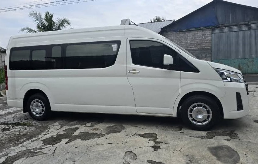 hiace 14 seater, sewa hiace 14 kursi, mobil travel hiace, hiace untuk pariwisata, hiace commuter indonesia